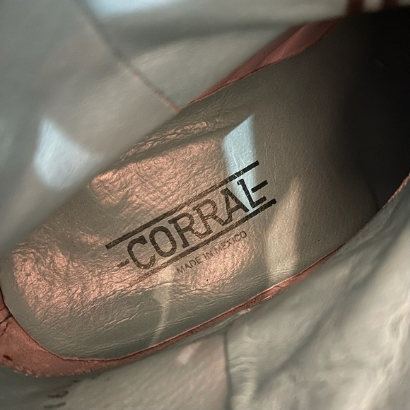 Corral Western Ankle Boots Cream Studded Distressed Rhinestone Zip Size 10 EUC - Picture 7 of 9